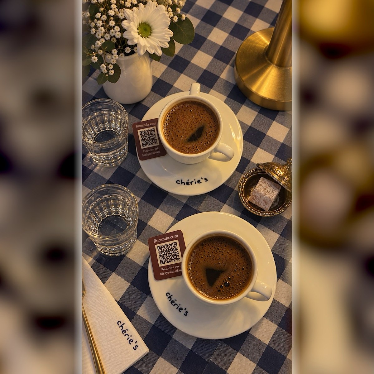 Chérie’s masasında iki Türk kahvesi ve Fincanda QR kartları